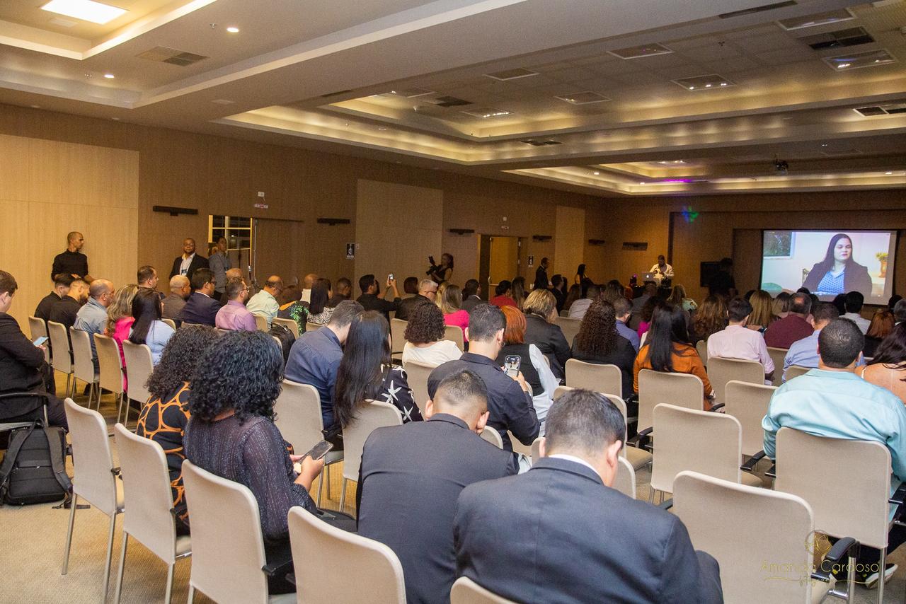 [Imagem de um grupo de pessoas em um coffeebreak de evento]
